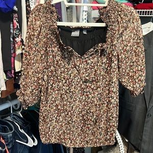 Super cute floral top !